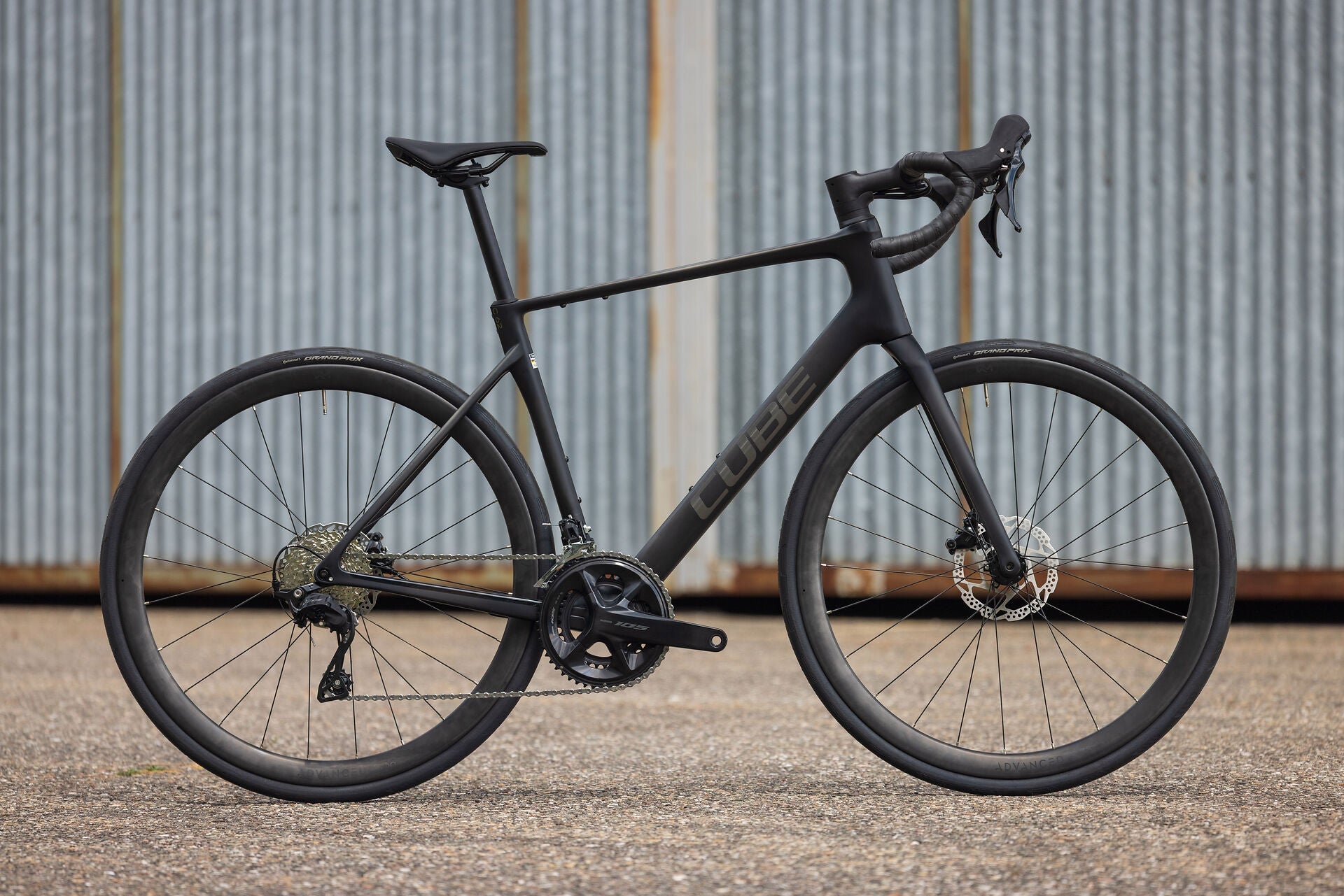 Cube Attain C:62 Race carbon´n´coalchrome 2027 – Rennrad – Seitenansicht 1
