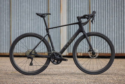 Cube Attain C:62 Race carbon´n´coalchrome 2027 – Rennrad – Seitenansicht 1