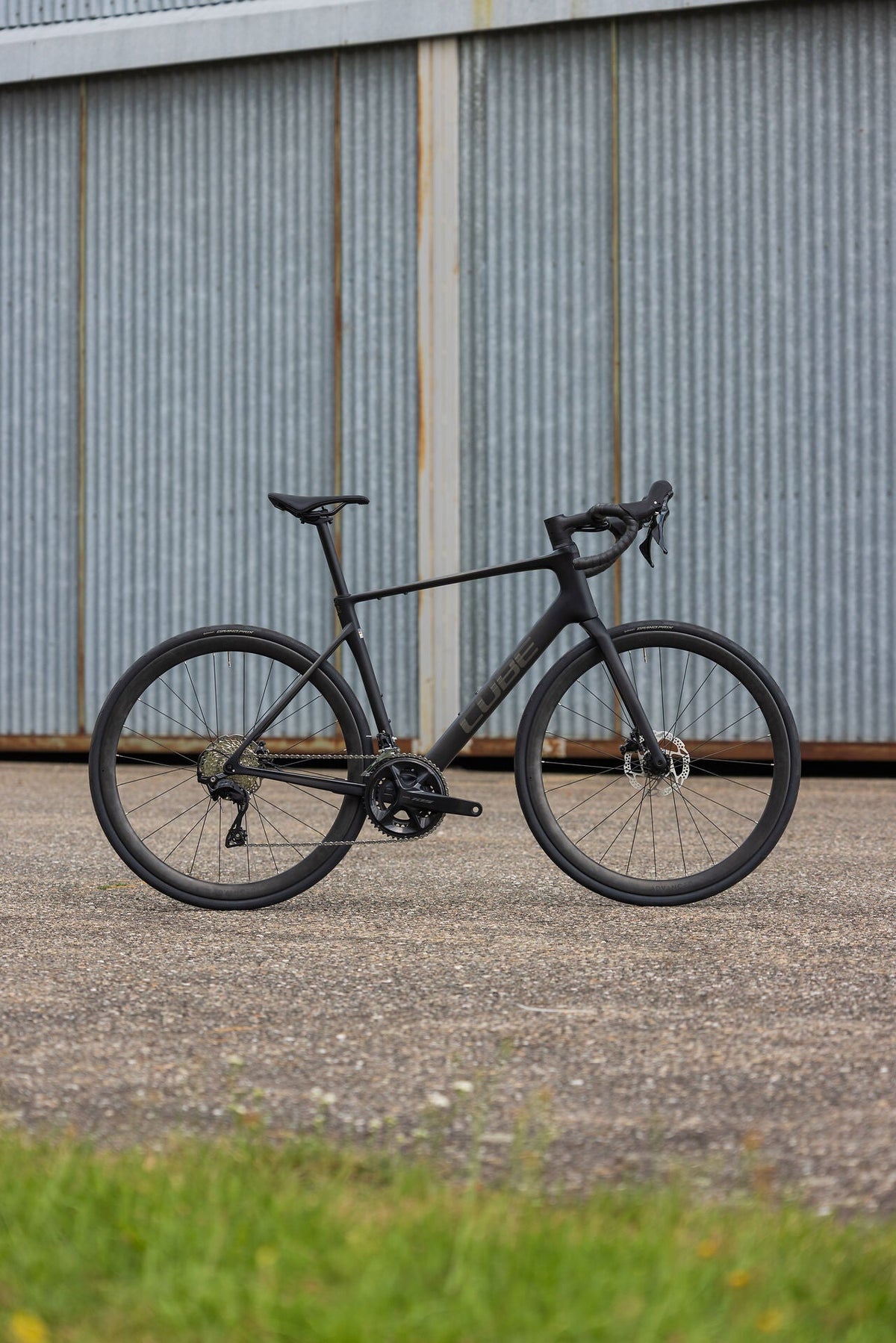Cube Attain C:62 Race carbon´n´coalchrome 2027 – Rennrad – Seitenansicht 2