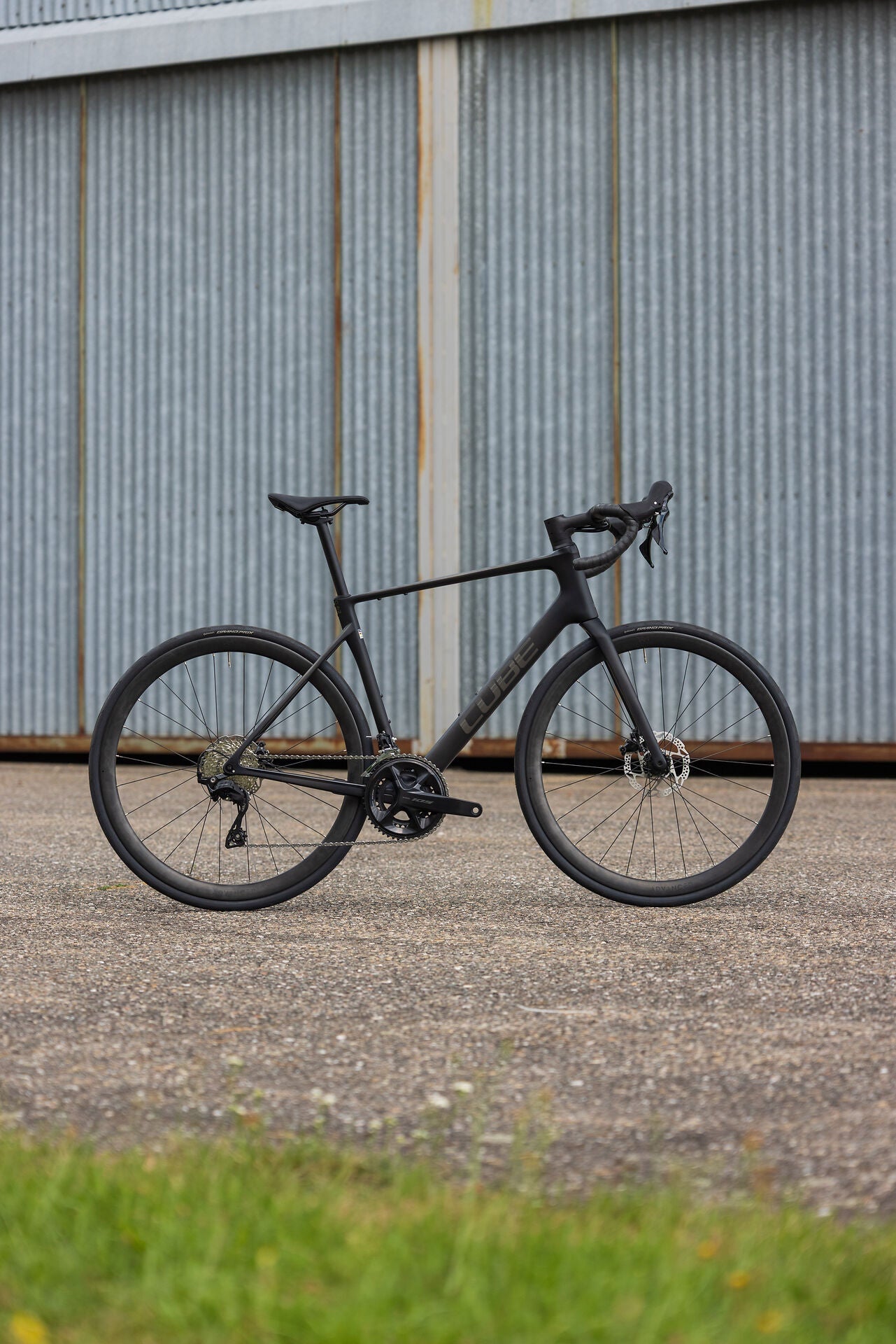 Cube Attain C:62 Race carbon´n´coalchrome 2027 – Rennrad – Seitenansicht 2