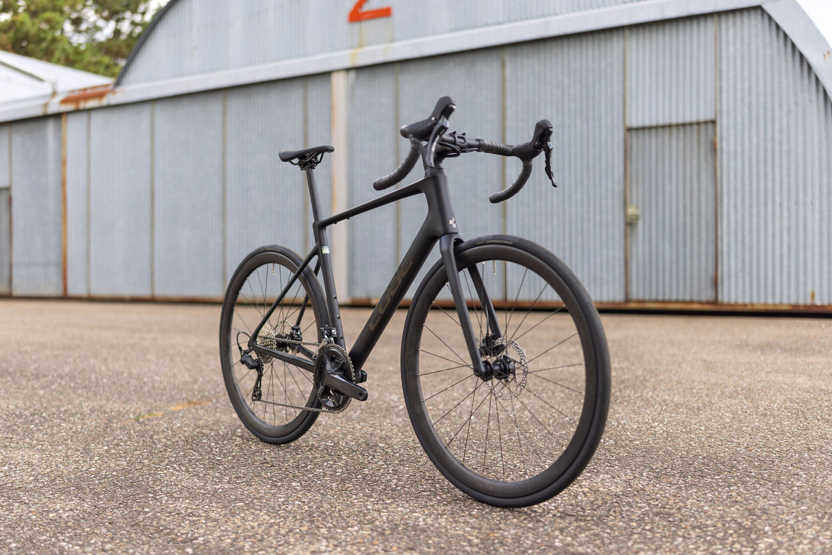 Cube Attain C:62 Race carbon´n´coalchrome 2027 – Rennrad – Seitenansicht 3
