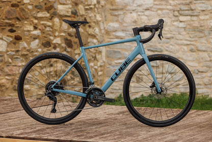 Cube Attain Pro surfblue´n´black 2027 – Rennrad – Seitenansicht 1