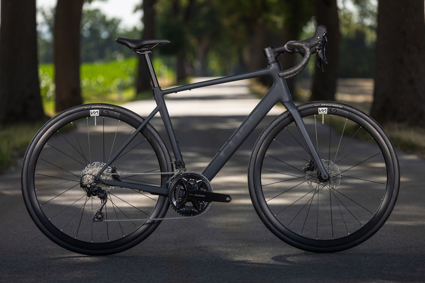 Cube Attain SLX black´n´chrome 2027 – Rennrad – Seitenansicht 1