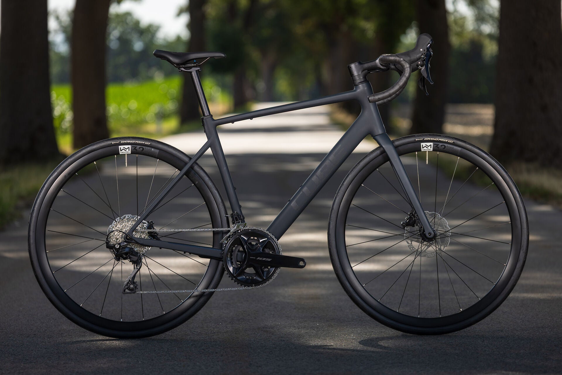 Cube Attain SLX black´n´chrome 2027 – Rennrad – Seitenansicht 1