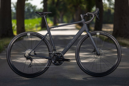 Cube Attain SLX black´n´chrome 2027 – Rennrad – Seitenansicht 1