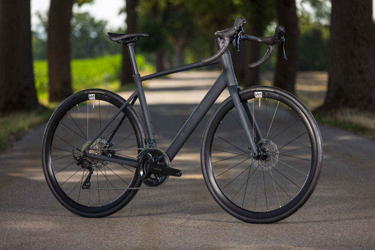 Cube Attain SLX black´n´chrome 2027 – Rennrad – Seitenansicht 3