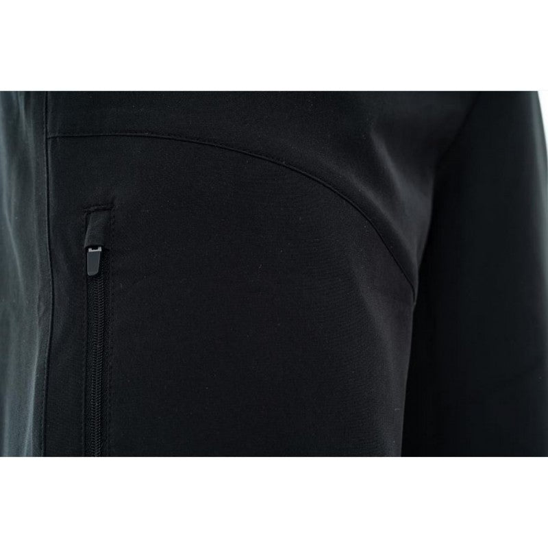 Nahaufnahme der Cube CUBE ATX Baggy Shorts CMPT inkl.. Innenhose schwarz, Hervorhebung einer Naht und einer Reißverschlusstasche mit Zuglasche auf dem leichten Material.