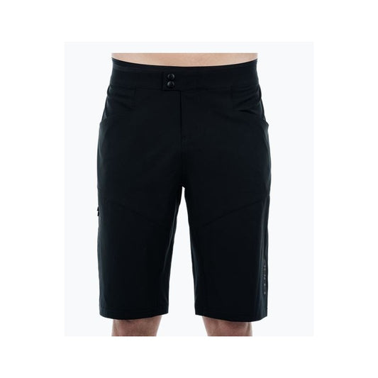 Eine Person trägt die Cube ATX Baggy Shorts CMPT inkl. Innenhose in Schwarz. Innenhose in Schwarz mit leichtem Material, Fronttaschen und Doppelknopf-Bund vor einem einfarbig weißen Hintergrund.