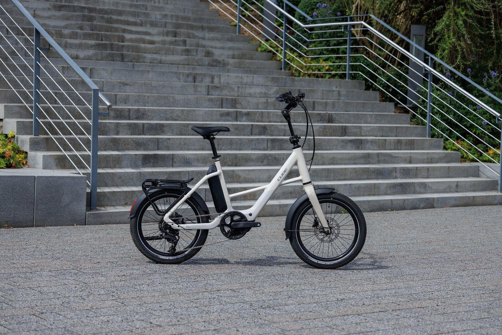 Cube Compact Hybrid 540 cotton´n´reflex 2027 – E-Citybike – Seitenansicht 1