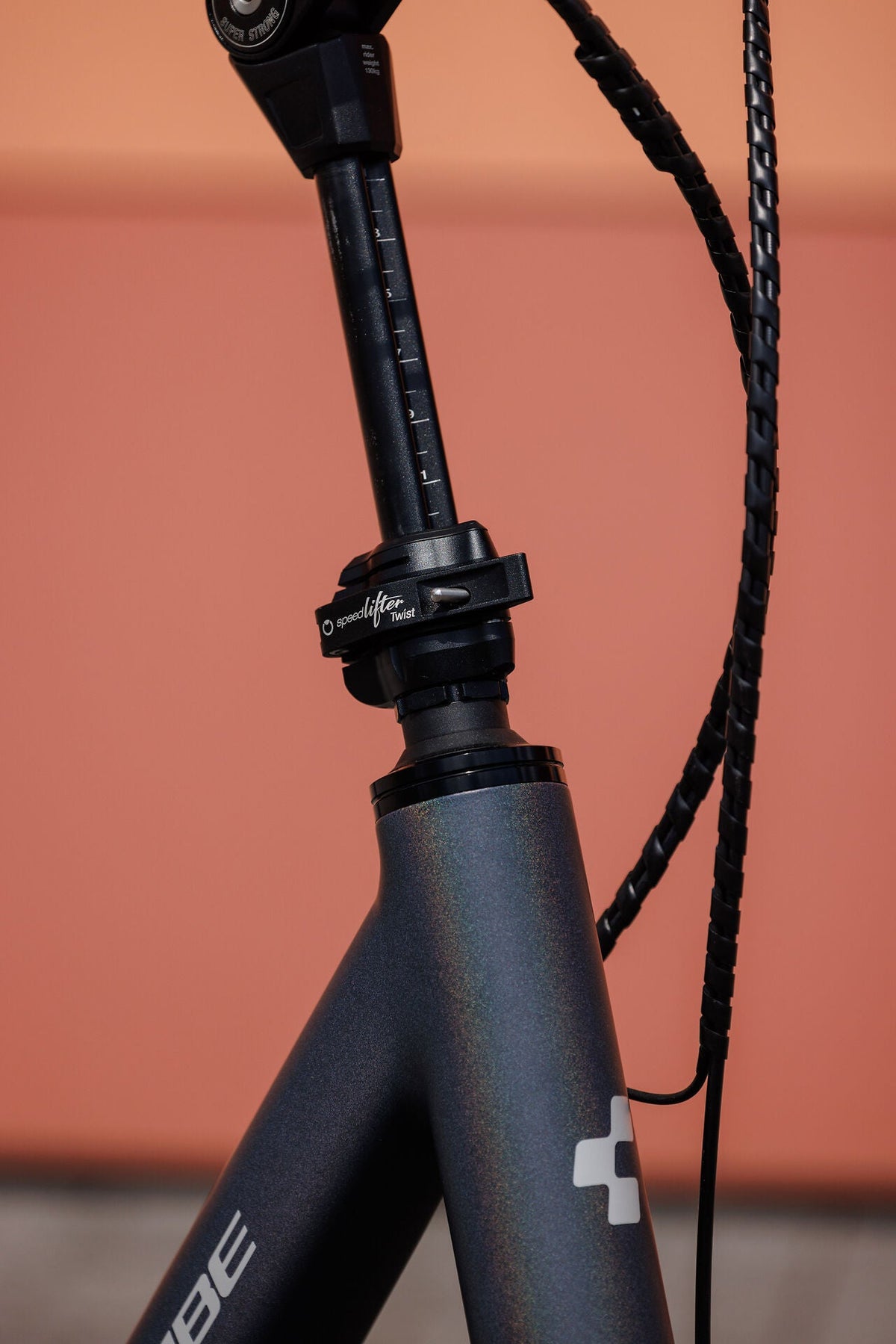 Cube Compact Hybrid Deluxe 540 nightsky´n´grey 2027 – E-Citybike – Detailansicht 2