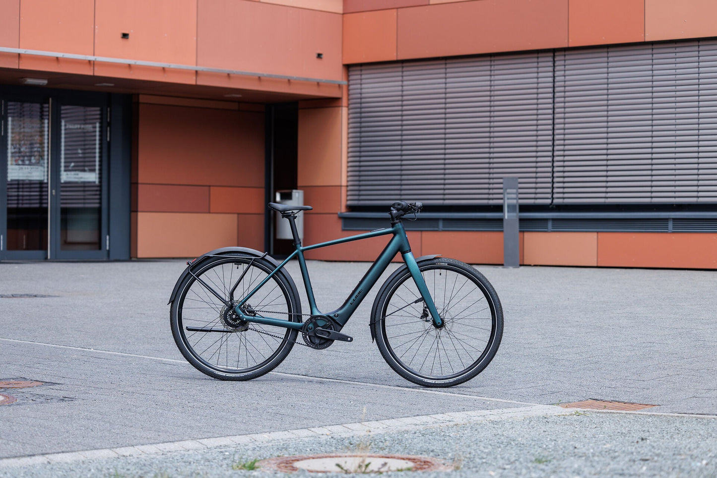 Cube Editor Hybrid SLX 400X FE glitterteal´n´black 2027 – E-Citybike – Seitenansicht 1