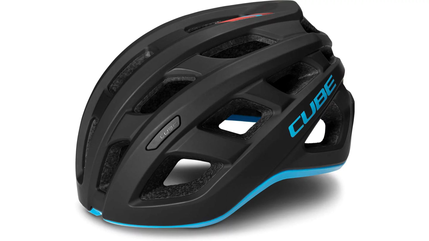 Der Cube Helm ROAD RACE Rennradhelm ist ein schwarz-blauer Fahrradhelm mit Belüftungslöchern an der Oberseite, dem Schriftzug "CUBE" an der Seite und einer aerodynamischen Form für einen optimalen Sitz.