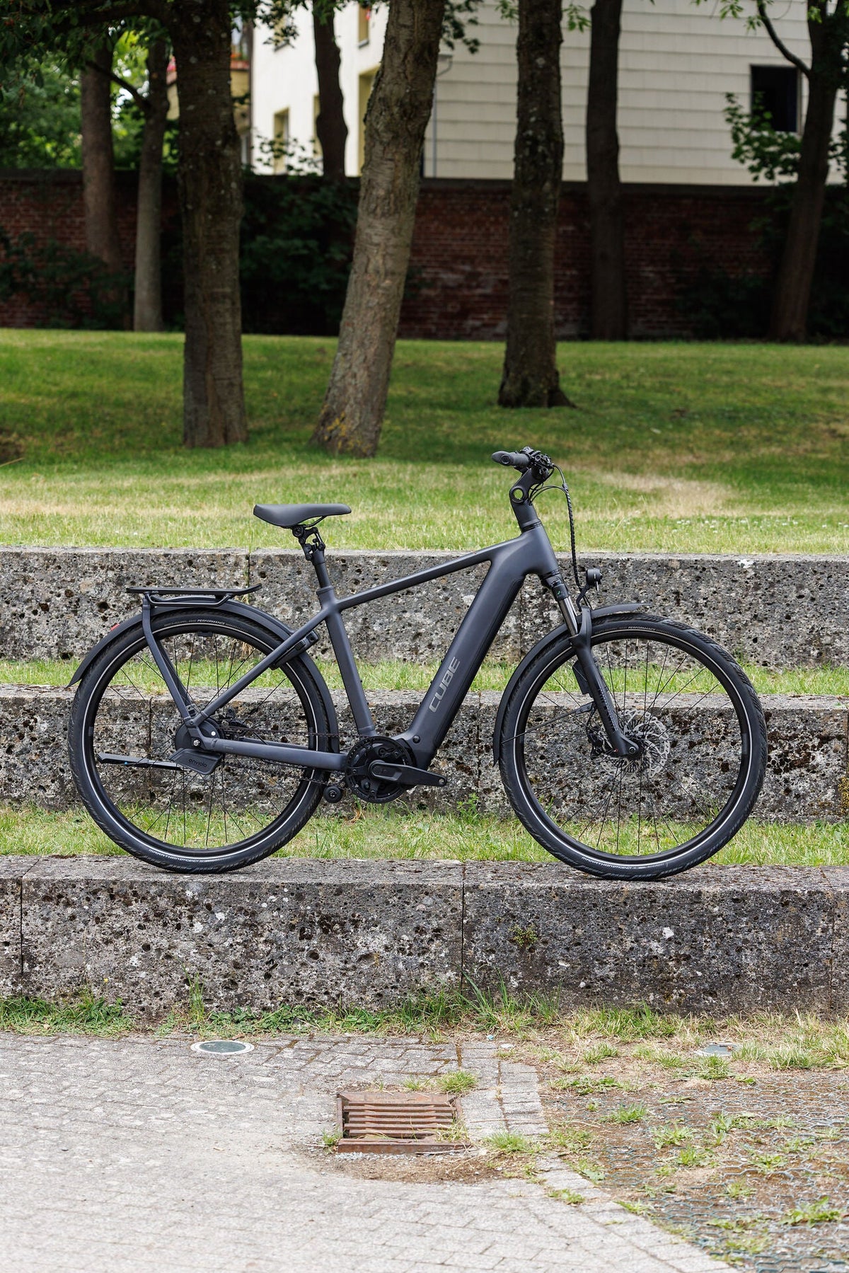 Cube Kathmandu Hybrid Deluxe EXC 800 stealthgrey´n´grey 2027 – E-Trekkingrad – Seitenansicht 2