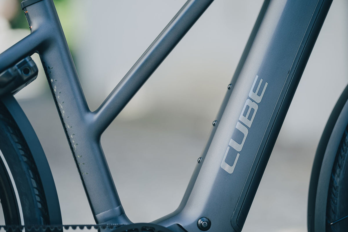 Cube Kathmandu Hybrid Deluxe EXC 800 stealthgrey´n´grey Trapeze 2027 – E-Trekkingrad – Detailansicht 3