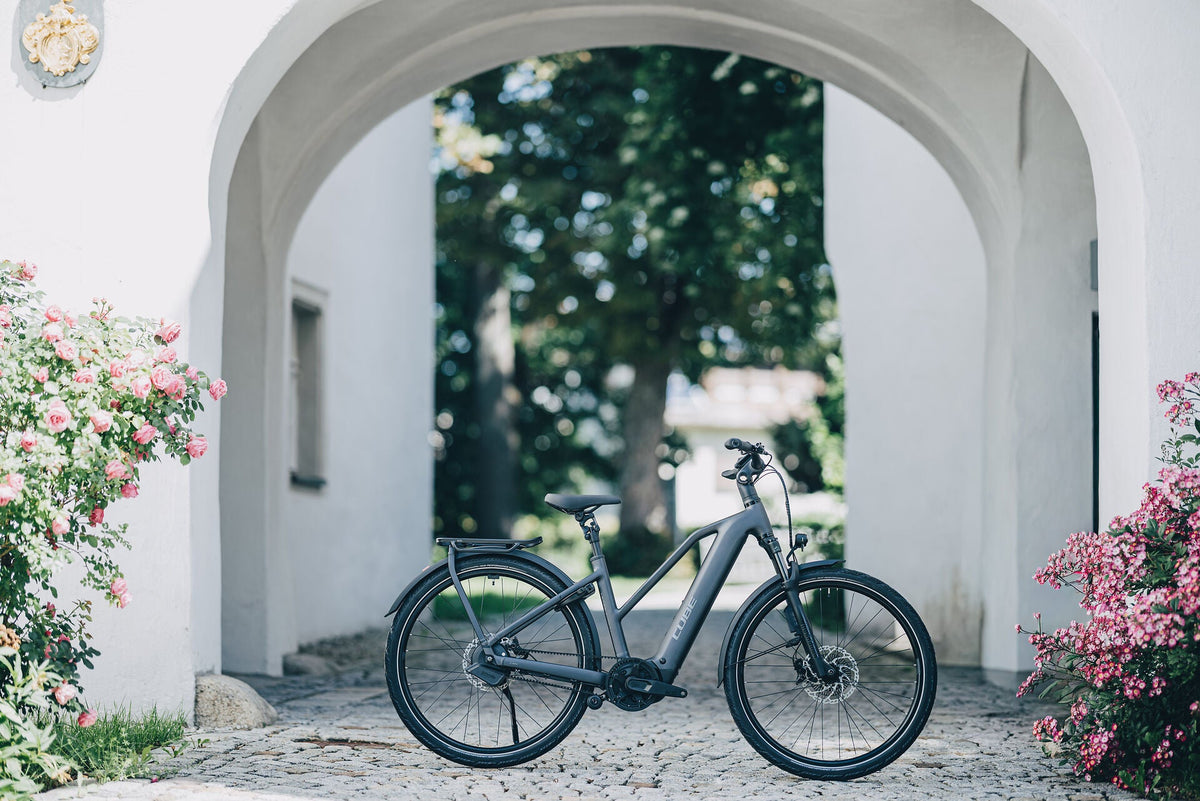 Cube Kathmandu Hybrid Deluxe EXC 800 stealthgrey´n´grey Trapeze 2027 – E-Trekkingrad – Seitenansicht 1