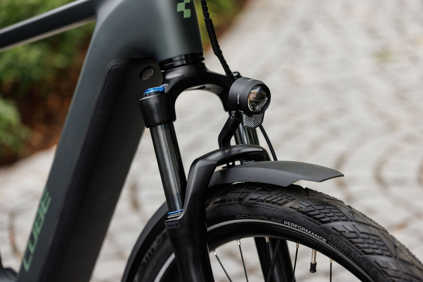 Cube Kathmandu Hybrid Deluxe Pro 800 blackforest´n´chrome 2027 – E-Trekkingrad – Detailansicht 1