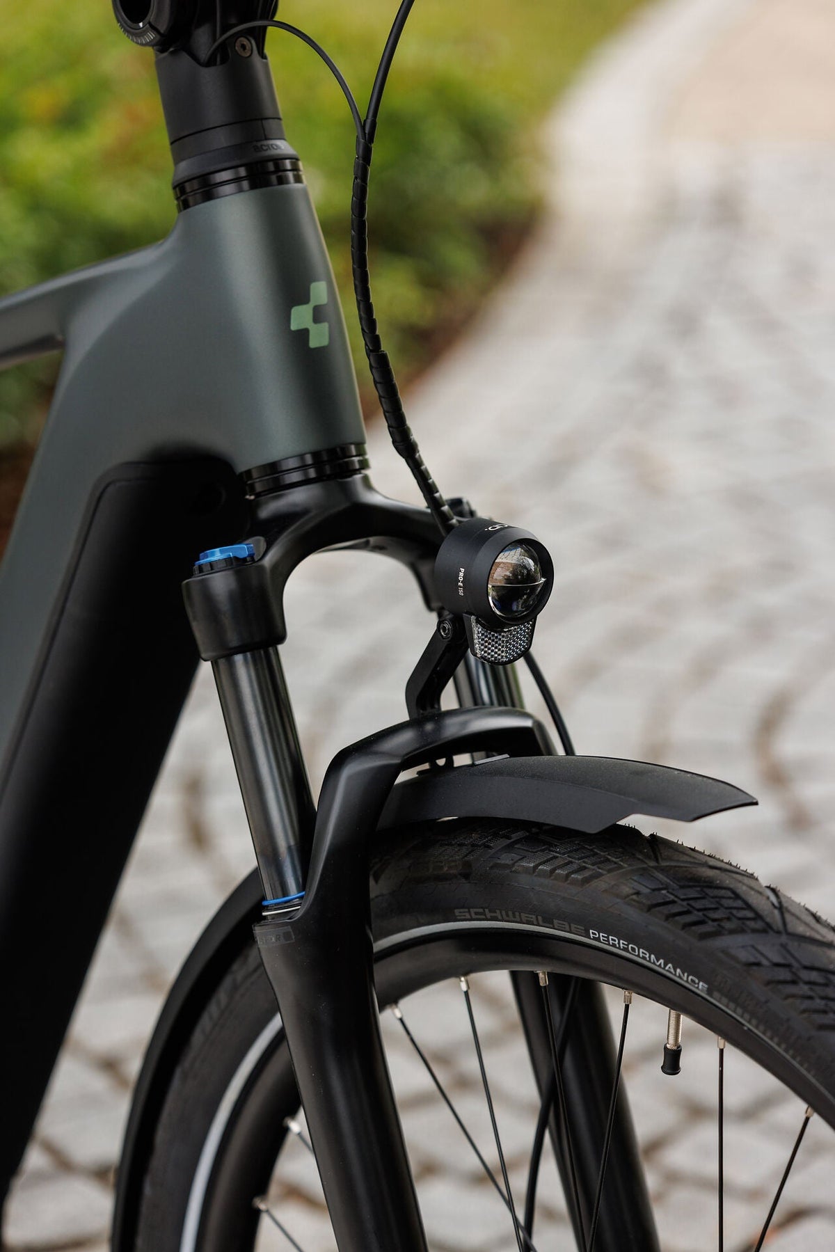Cube Kathmandu Hybrid Deluxe Pro 800 blackforest´n´chrome 2027 – E-Trekkingrad – Detailansicht 2