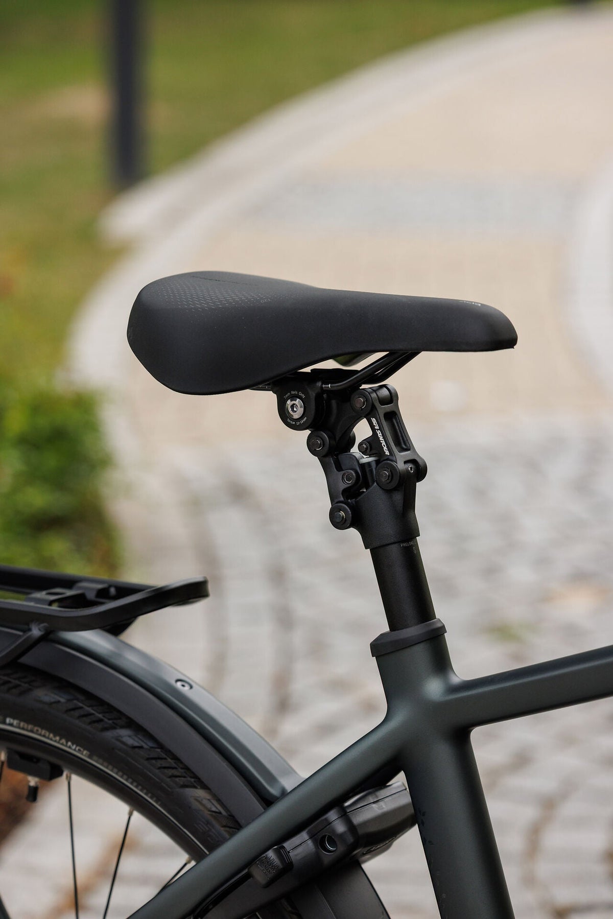 Cube Kathmandu Hybrid Deluxe Pro 800 blackforest´n´chrome 2027 – E-Trekkingrad – Detailansicht 4