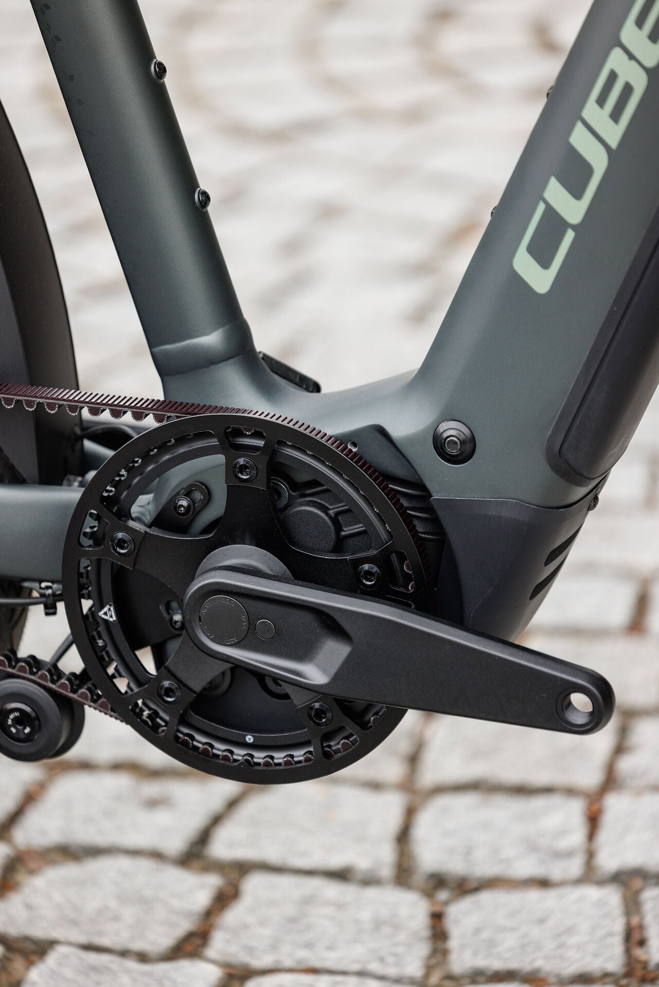 Cube Kathmandu Hybrid Deluxe Pro 800 blackforest´n´chrome 2027 – E-Trekkingrad – Detailansicht 6