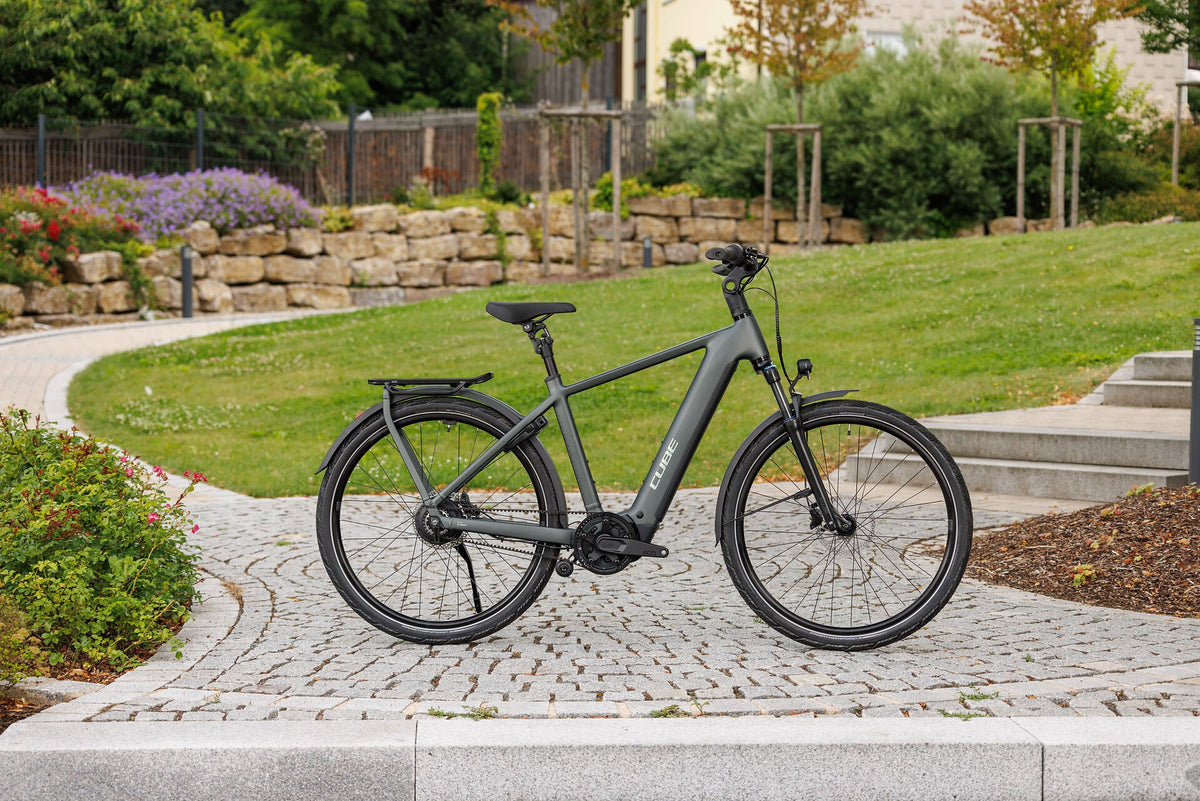 Cube Kathmandu Hybrid Deluxe Pro 800 blackforest´n´chrome 2027 – E-Trekkingrad – Seitenansicht 1