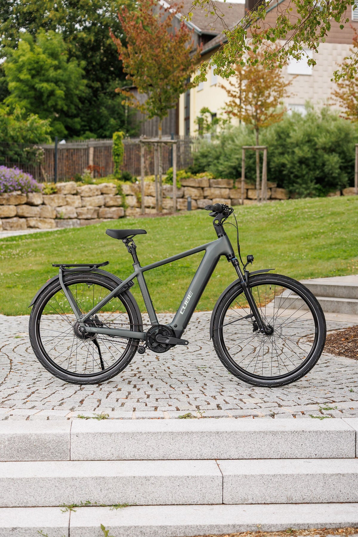 Cube Kathmandu Hybrid Deluxe Pro 800 blackforest´n´chrome 2027 – E-Trekkingrad – Seitenansicht 2