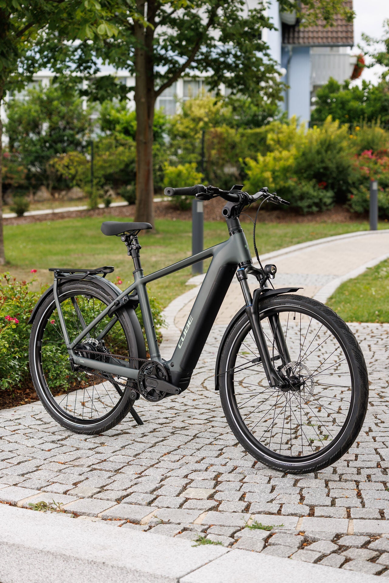 Cube Kathmandu Hybrid Deluxe Pro 800 blackforest´n´chrome 2027 – E-Trekkingrad – Seitenansicht 4
