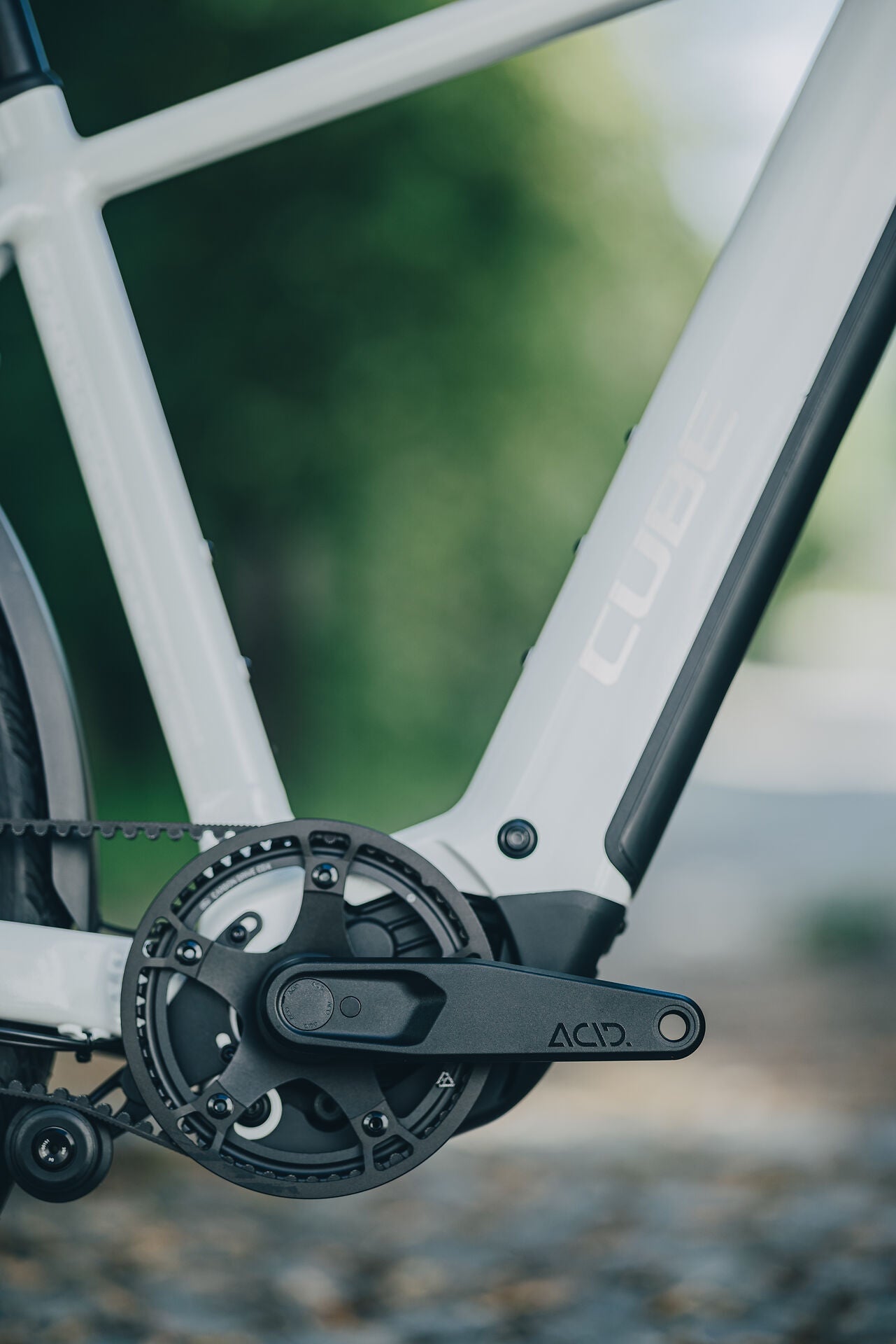 Cube Kathmandu Hybrid Deluxe Pro 800 metallicwhite´n´chrome 2027 – E-Trekkingrad – Detailansicht 2