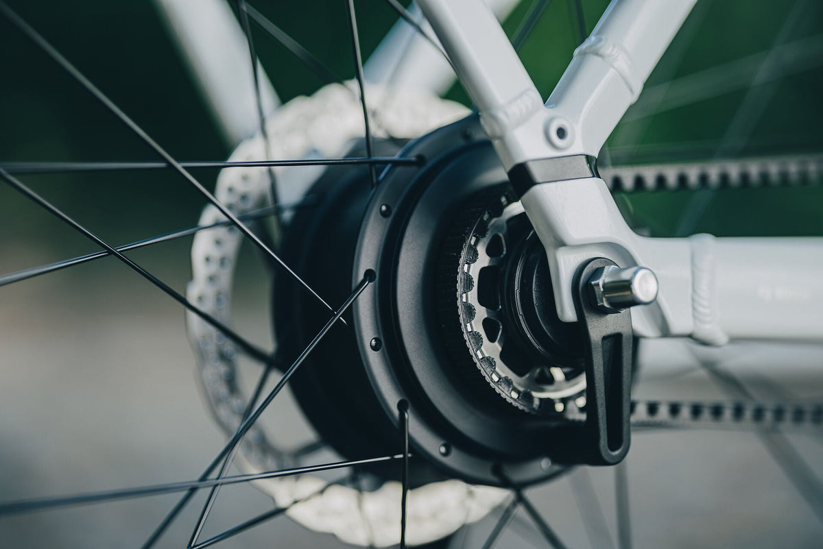 Cube Kathmandu Hybrid Deluxe Pro 800 metallicwhite´n´chrome 2027 – E-Trekkingrad – Detailansicht 3