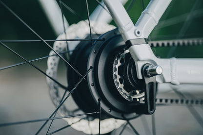 Cube Kathmandu Hybrid Deluxe Pro 800 metallicwhite´n´chrome 2027 – E-Trekkingrad – Detailansicht 3