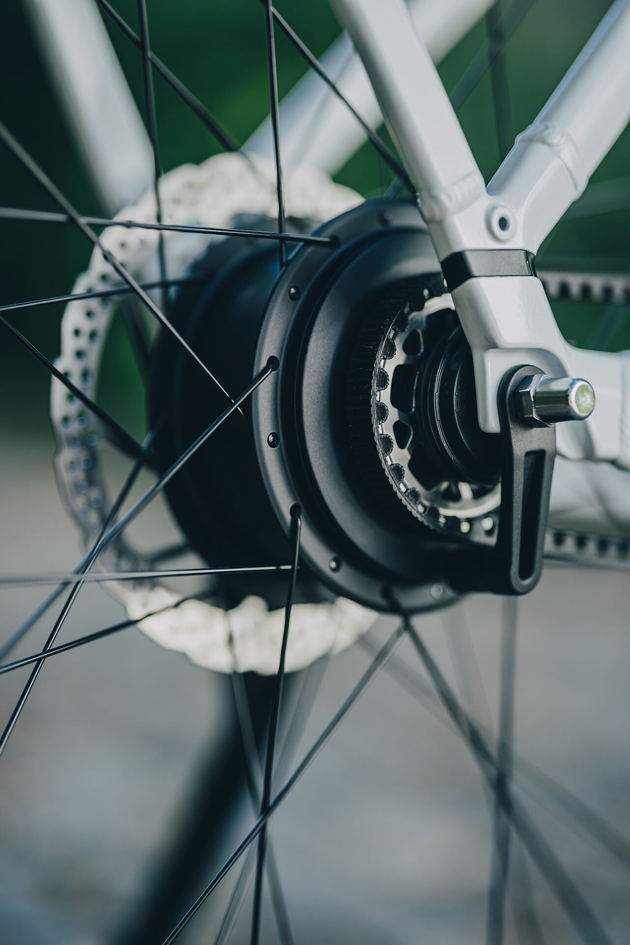Cube Kathmandu Hybrid Deluxe Pro 800 metallicwhite´n´chrome 2027 – E-Trekkingrad – Detailansicht 4