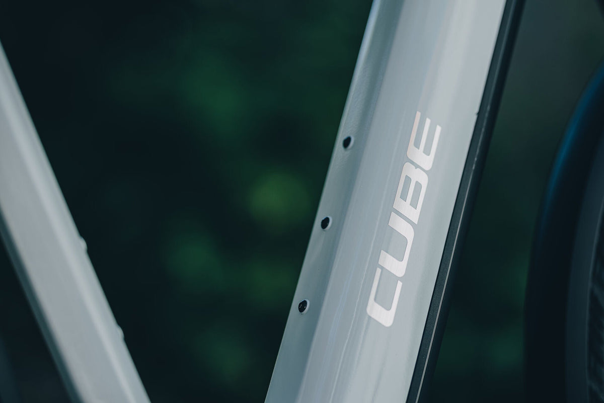 Cube Kathmandu Hybrid Deluxe Pro 800 metallicwhite´n´chrome 2027 – E-Trekkingrad – Detailansicht 5