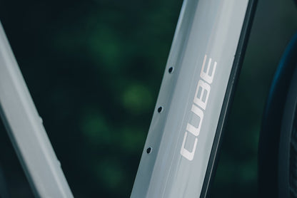 Cube Kathmandu Hybrid Deluxe Pro 800 metallicwhite´n´chrome 2027 – E-Trekkingrad – Detailansicht 5