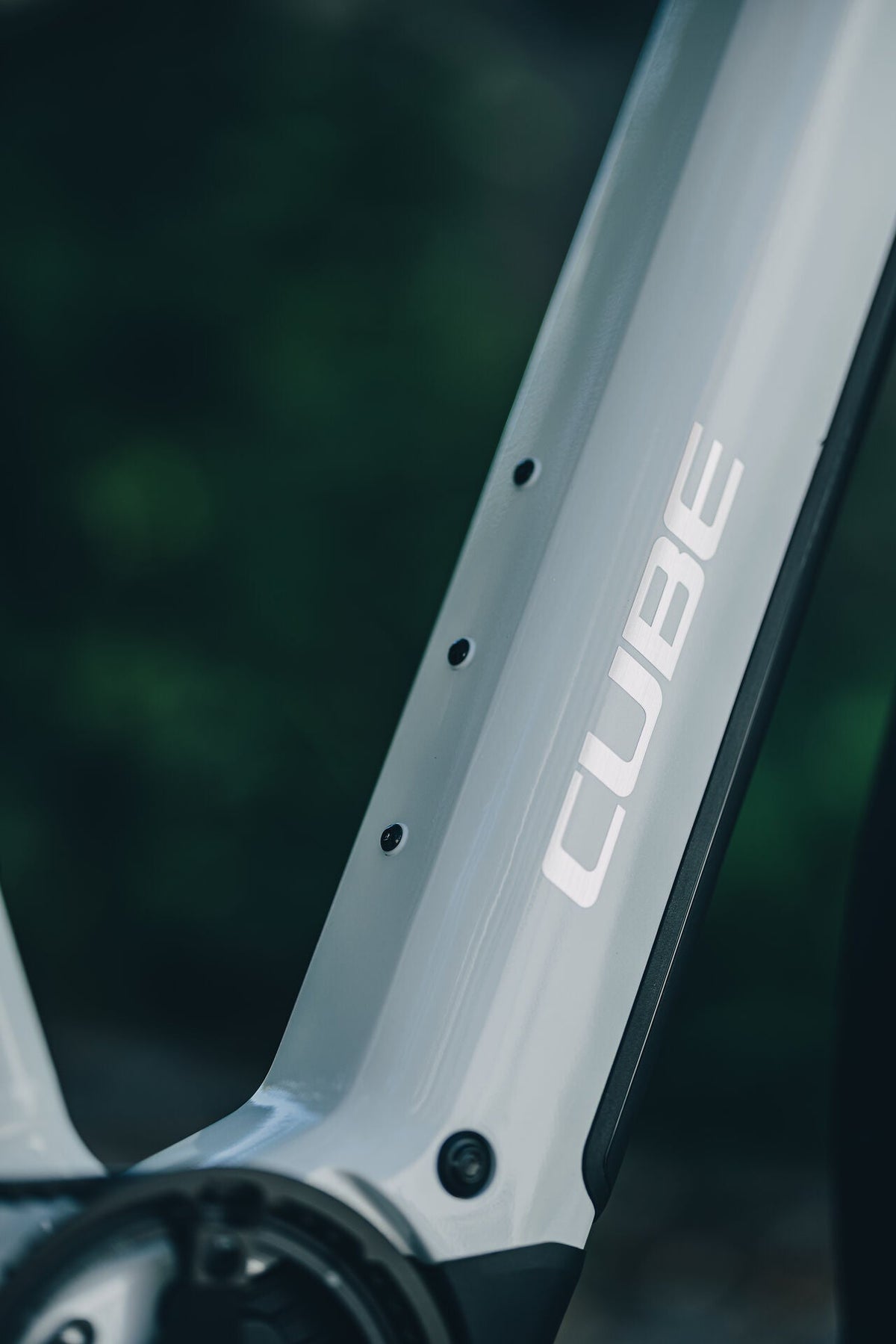 Cube Kathmandu Hybrid Deluxe Pro 800 metallicwhite´n´chrome 2027 – E-Trekkingrad – Detailansicht 6