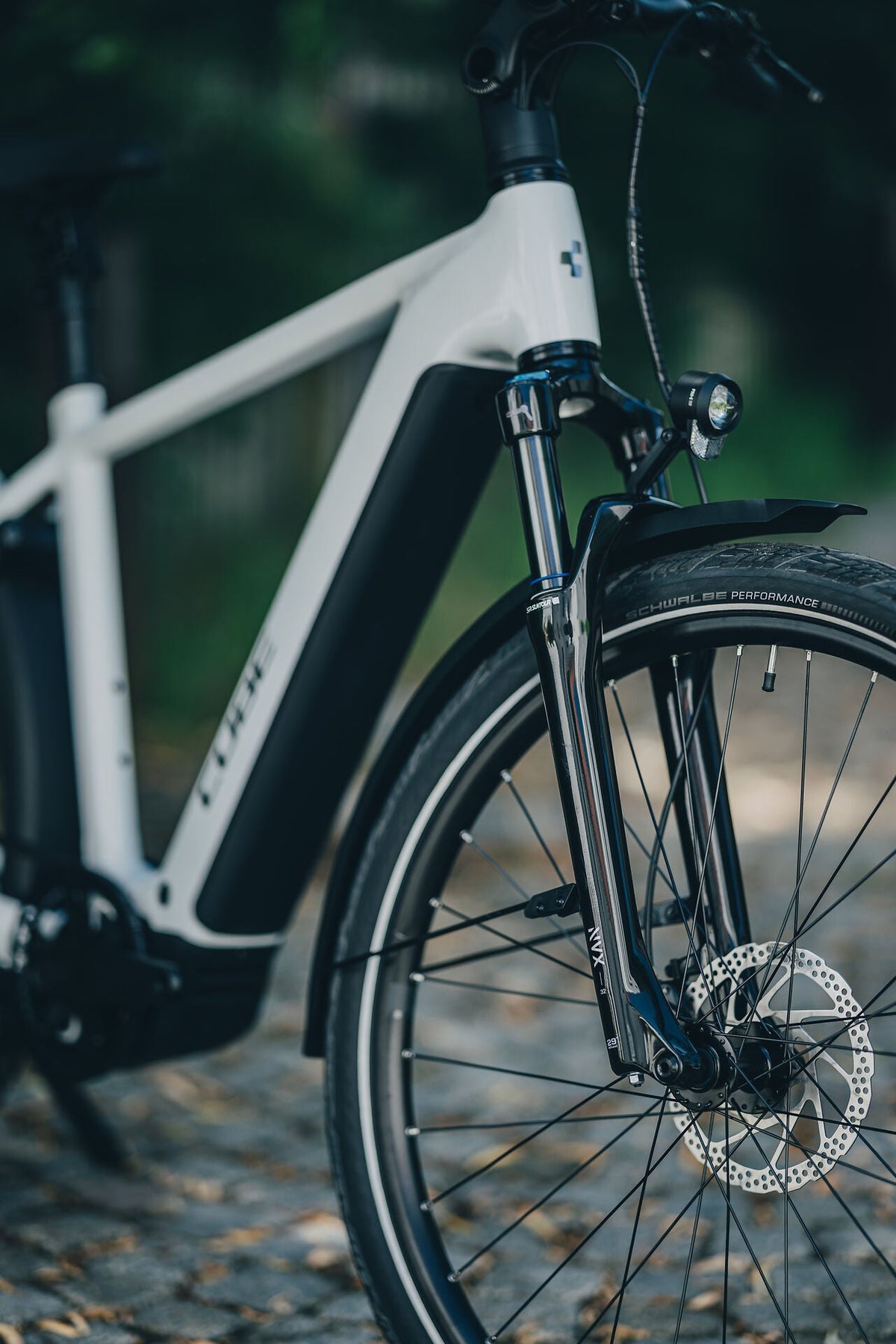 Cube Kathmandu Hybrid Deluxe Pro 800 metallicwhite´n´chrome 2027 – E-Trekkingrad – Detailansicht 9