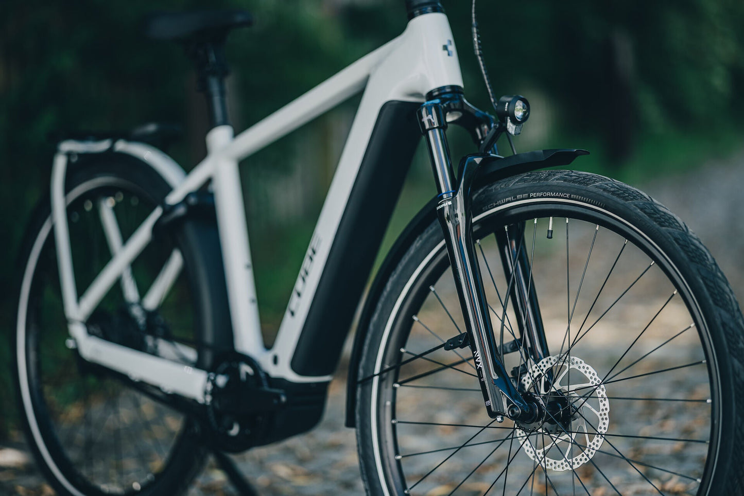 Cube Kathmandu Hybrid Deluxe Pro 800 metallicwhite´n´chrome 2027 – E-Trekkingrad – Detailansicht 10