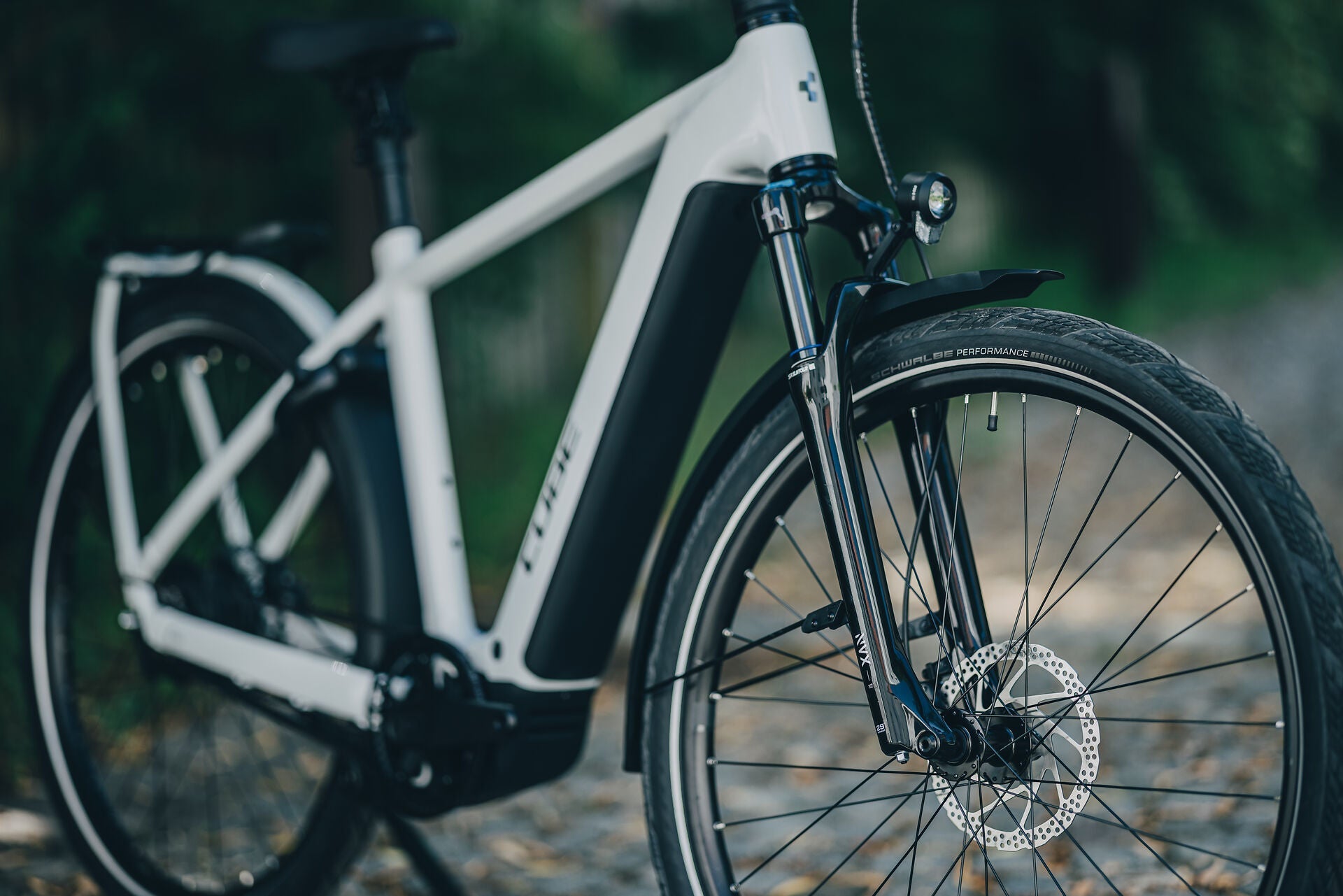 Cube Kathmandu Hybrid Deluxe Pro 800 metallicwhite´n´chrome 2027 – E-Trekkingrad – Detailansicht 10