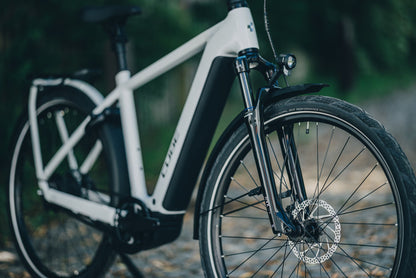 Cube Kathmandu Hybrid Deluxe Pro 800 metallicwhite´n´chrome 2027 – E-Trekkingrad – Detailansicht 10