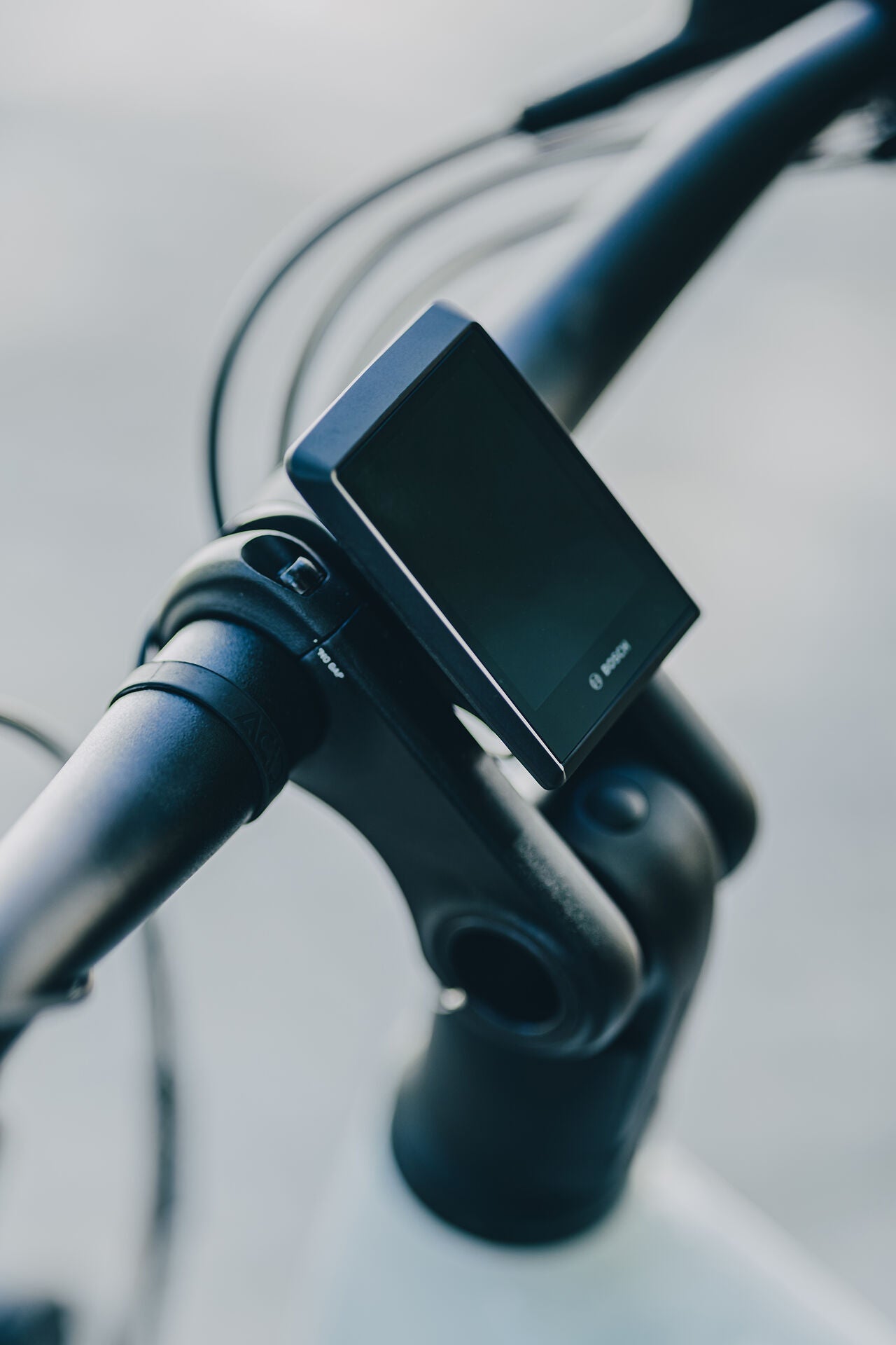 Cube Kathmandu Hybrid Deluxe Pro 800 metallicwhite´n´chrome 2027 – E-Trekkingrad – Detailansicht 12