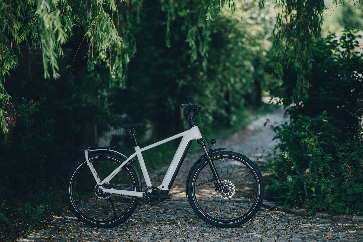 Cube Kathmandu Hybrid Deluxe Pro 800 metallicwhite´n´chrome 2027 – E-Trekkingrad – Seitenansicht 1