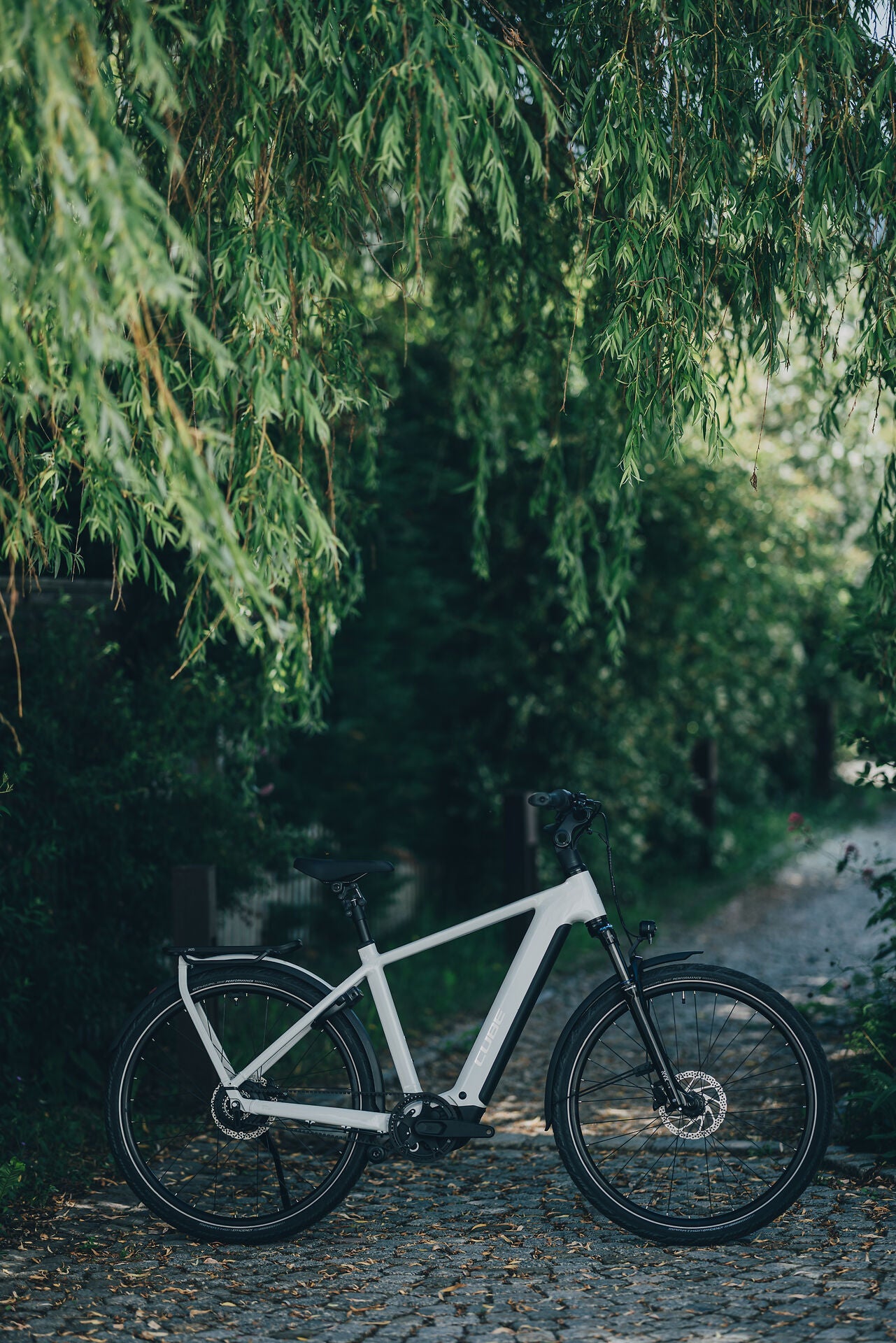 Cube Kathmandu Hybrid Deluxe Pro 800 metallicwhite´n´chrome 2027 – E-Trekkingrad – Seitenansicht 2