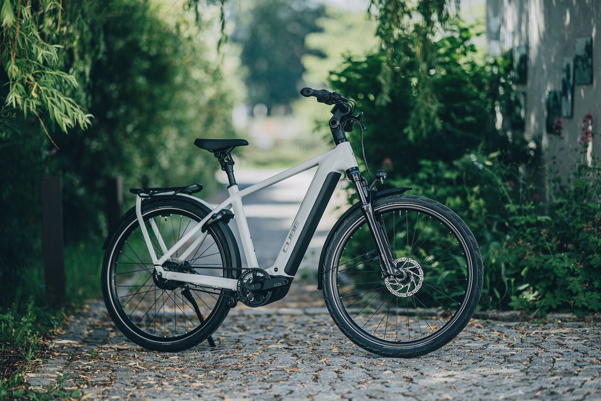 Cube Kathmandu Hybrid Deluxe Pro 800 metallicwhite´n´chrome 2027 – E-Trekkingrad – Seitenansicht 3
