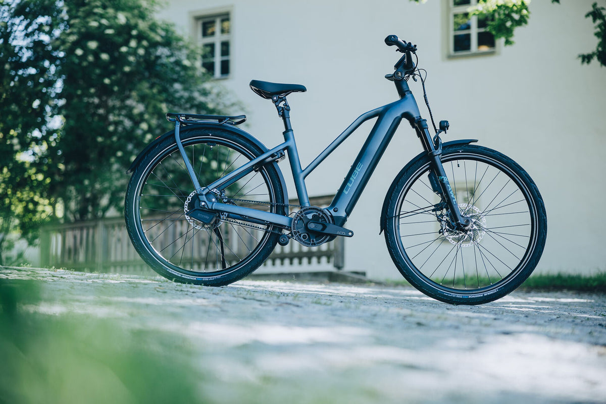 Cube Kathmandu Hybrid Deluxe SLX 800 mineralblue´n´blue Trapeze 2027 – E-Trekkingrad – Seitenansicht 1