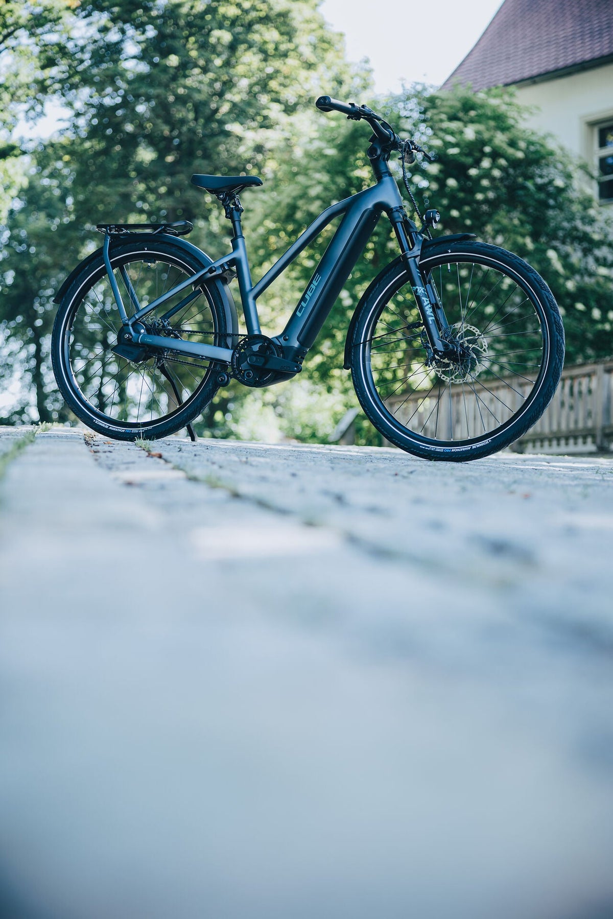 Cube Kathmandu Hybrid Deluxe SLX 800 mineralblue´n´blue Trapeze 2027 – E-Trekkingrad – Seitenansicht 3