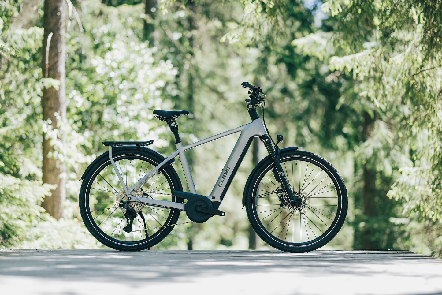 Cube Kathmandu Hybrid EXC 800 slategrey´n´chrome 2027 – E-Trekkingrad – Seitenansicht 1
