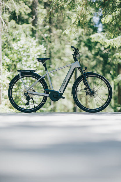 Cube Kathmandu Hybrid EXC 800 slategrey´n´chrome 2027 – E-Trekkingrad – Seitenansicht 2