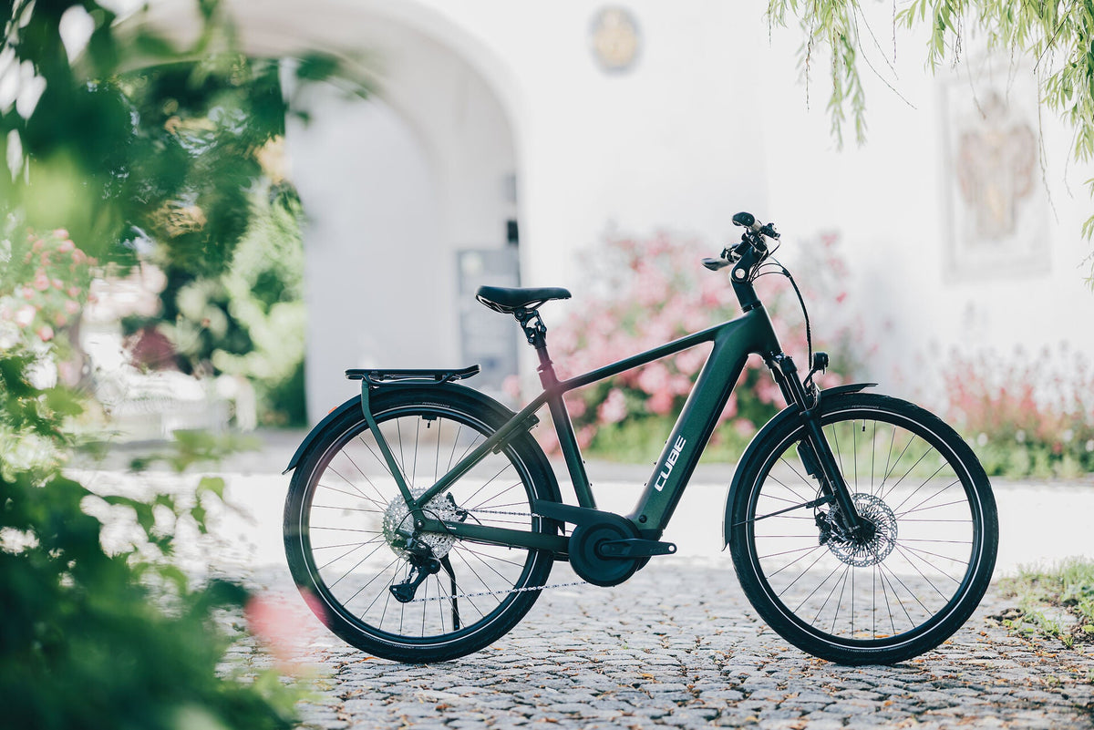 Cube Kathmandu Hybrid EXC 800 stellar´n´chrome 2027 – E-Trekkingrad – Seitenansicht 1