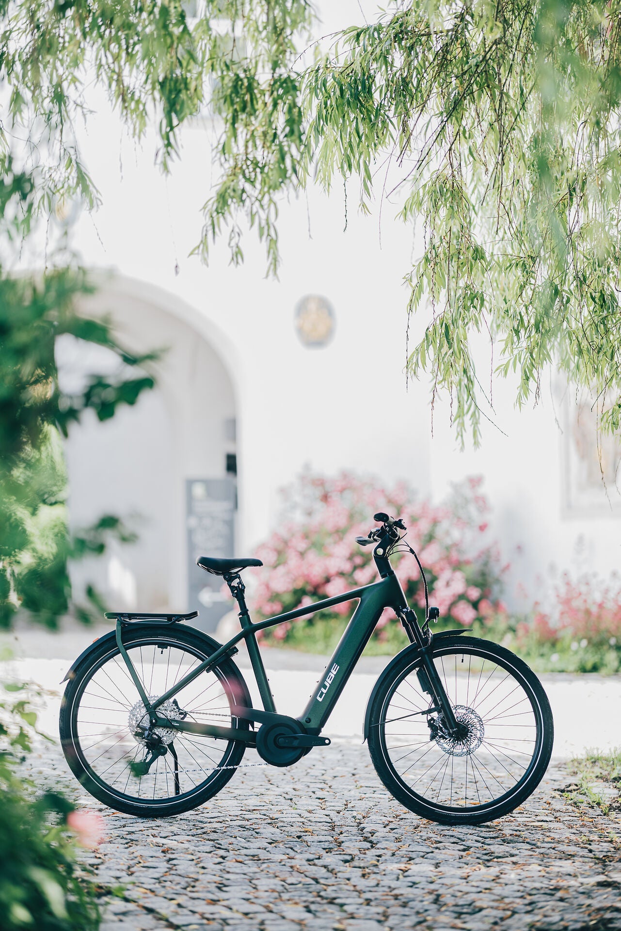 Cube Kathmandu Hybrid EXC 800 stellar´n´chrome 2027 – E-Trekkingrad – Seitenansicht 2