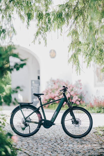 Cube Kathmandu Hybrid EXC 800 stellar´n´chrome 2027 – E-Trekkingrad – Seitenansicht 2