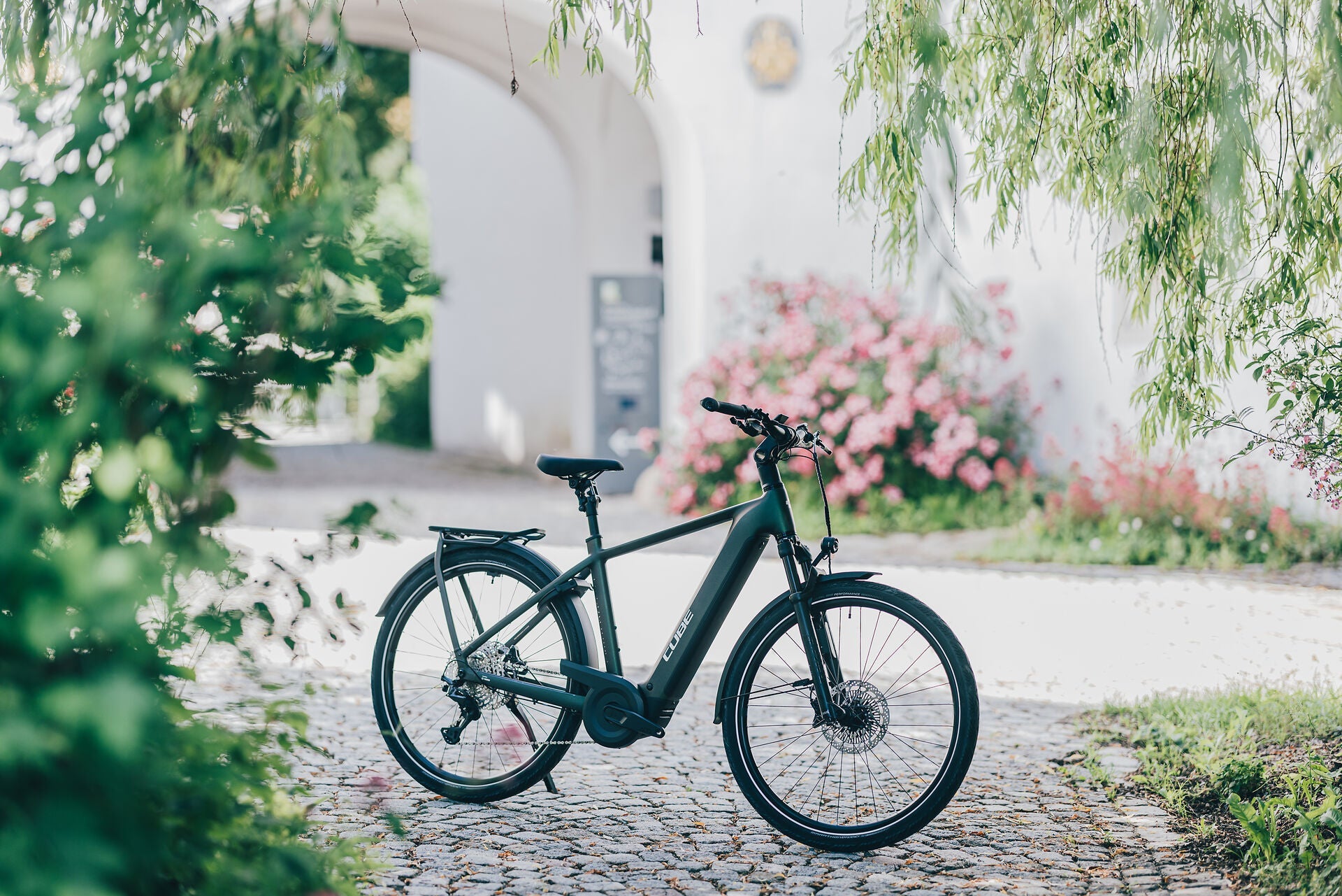 Cube Kathmandu Hybrid EXC 800 stellar´n´chrome 2027 – E-Trekkingrad – Seitenansicht 3