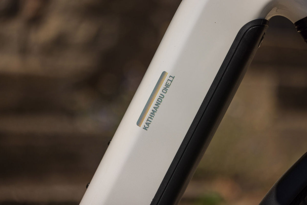 Cube Kathmandu Hybrid ONE11 HPC SLX 800 metallicwhite´n´prizm Easy Entry 2027 – E-Crossrad – Detailansicht 1